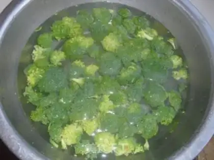 Make Christmas tree salad step 2