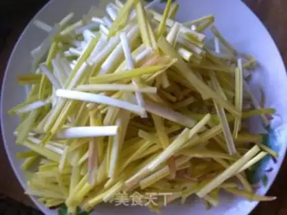 Make Garlic fried eggs step 1