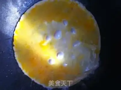 Make Garlic fried eggs step 3