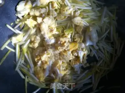 Make Garlic fried eggs step 7