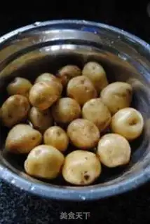 Make Onion pepper salt potatoes step 1
