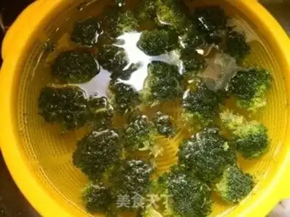 Make Christmas tree salad step 1