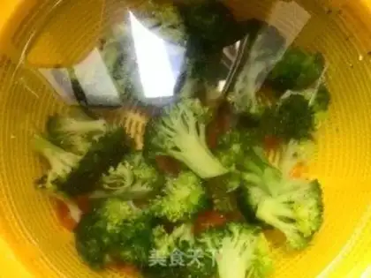 Make Christmas tree salad step 4