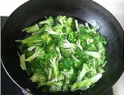 Make Christmas tree salad step 1