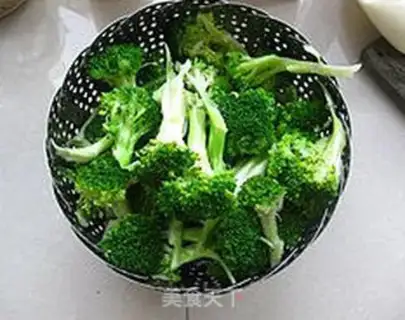 Make Christmas tree salad step 2