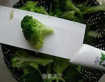 Make Christmas tree salad step 8