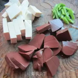 Make Tofu boils pig blood step 1