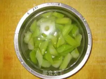 Make The bean drums mixed with the celery step 4