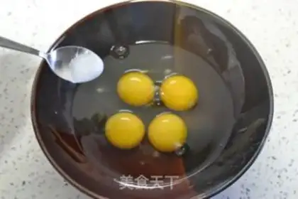 Make Gold rice steamed eggs step 4