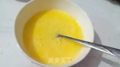 Make Tomato fried eggs step 1