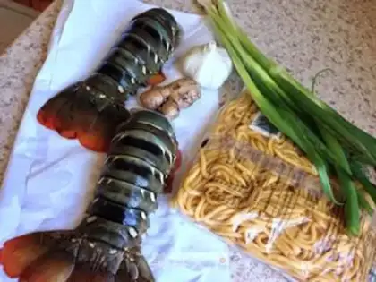 Make Chon onion lobster noodle step 0