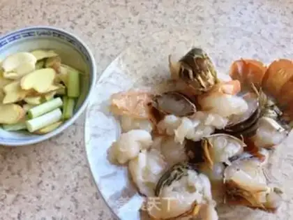 Make Chon onion lobster noodle step 1