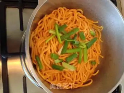 Make Chon onion lobster noodle step 3