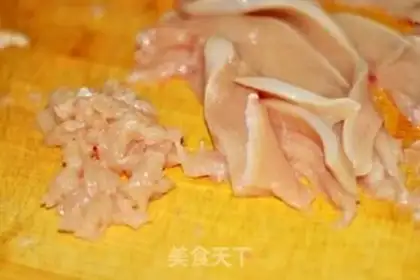 Make Green pepper chicken sprouts step 1
