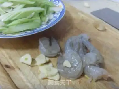 Make Celery lily shrimp step 1