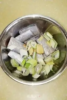 Make Pepper chopping steamed fish step 2