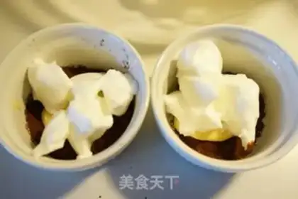 Make Tokyo chocolate banana roll step 4