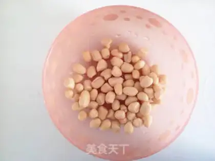 Make Lotus peanut poach soup step 1