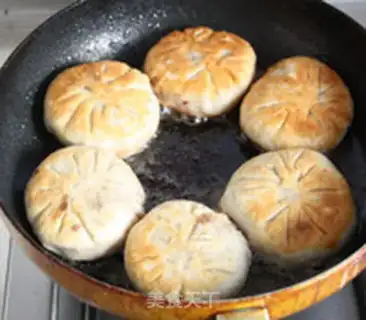 Make Beef onion pie hot noodles step 11