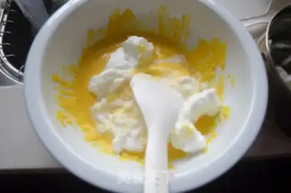 Make Yogurt cake step 4