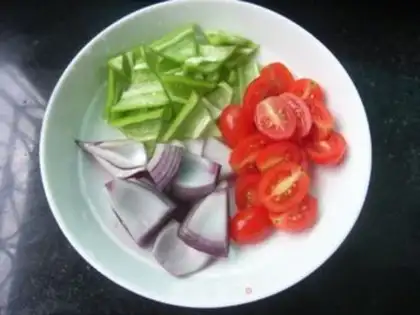 Make Tomato fried potato chips step 2