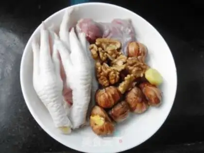 Make Chestnut walnut chicken foot soup step 0