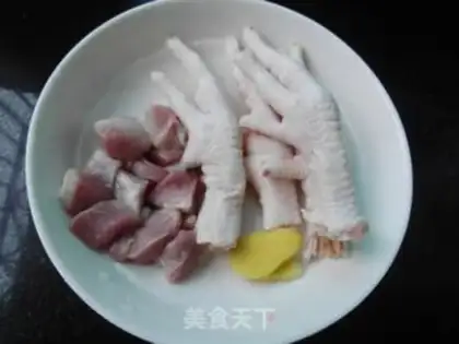 Make Chestnut walnut chicken foot soup step 1