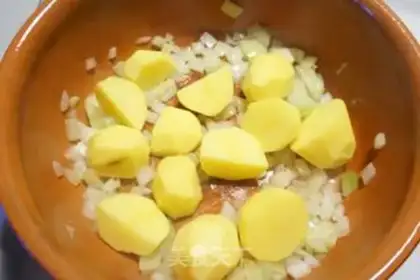 Make Nordic salmon soup step 1