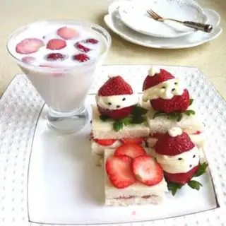Make Strawberry Christmas sandwich step 2