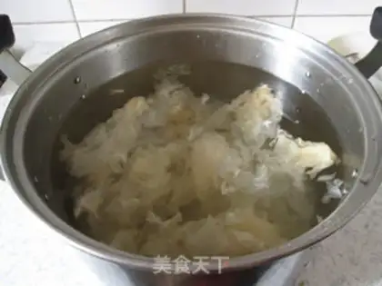 Make Apple silver ear red fruit soup step 4
