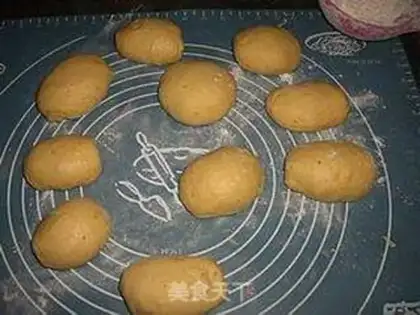 Make Christmas gold bread step 10