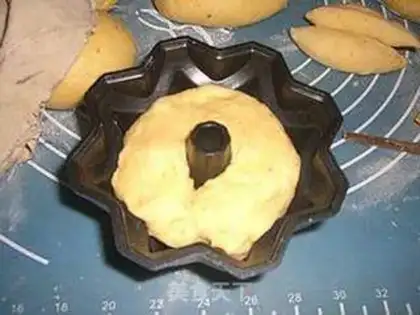 Make Christmas gold bread step 12