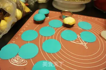 Make Rolling sugar cupcakes step 2