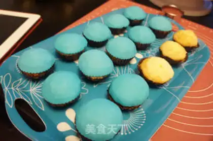 Make Rolling sugar cupcakes step 3