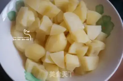 Make The Christmas flower ring salad step 1