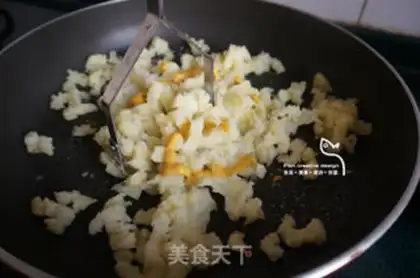 Make The Christmas flower ring salad step 2