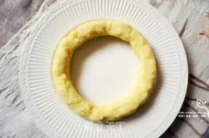 Make The Christmas flower ring salad step 3