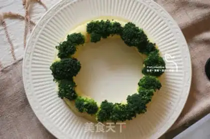 Make The Christmas flower ring salad step 5