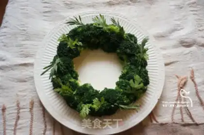 Make The Christmas flower ring salad step 6