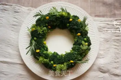 Make The Christmas flower ring salad step 7