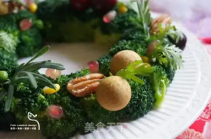 Make The Christmas flower ring salad step 9