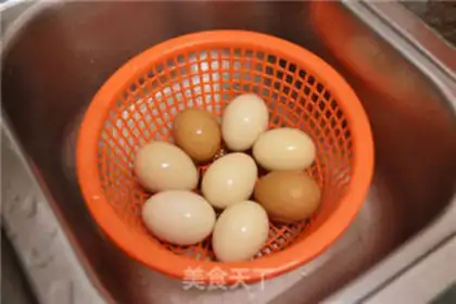 Make Five spicy tea eggs step 0