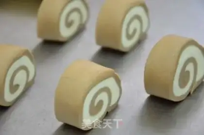 Make Snail buns step 4