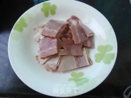 Make Black pepper bacon fried urn noodles step 1