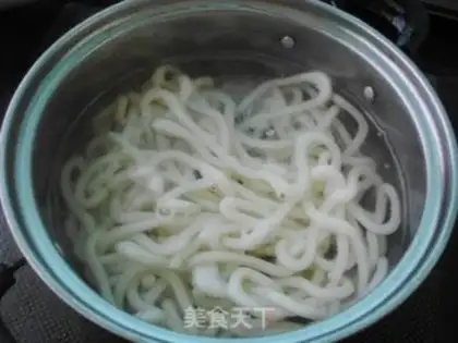 Make Black pepper bacon fried urn noodles step 3