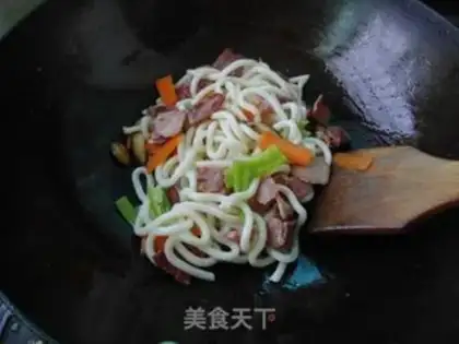 Make Black pepper bacon fried urn noodles step 7