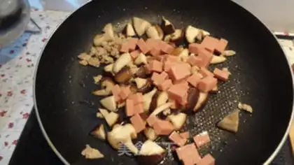 Make Nutritional delicious fried rice step 4