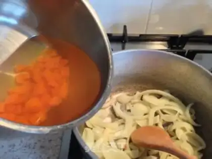 Make Onion soup step 1
