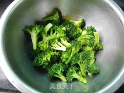 Make Golden pin mushrooms and broccoli step 0