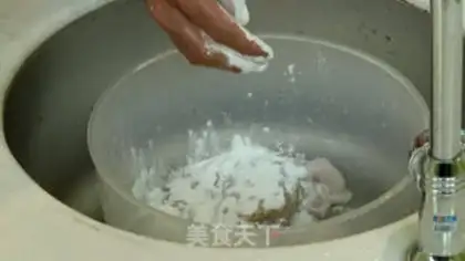 Make The selection and cleaning of pigs